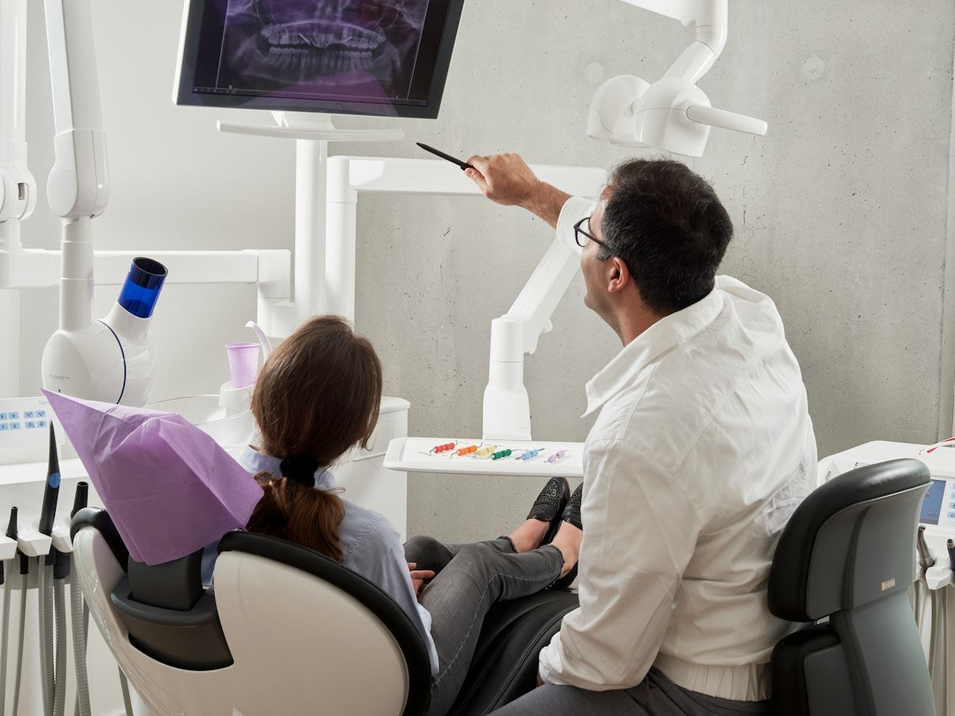 Consulta dental con explicación de una radiografía; imagen ilustrativa